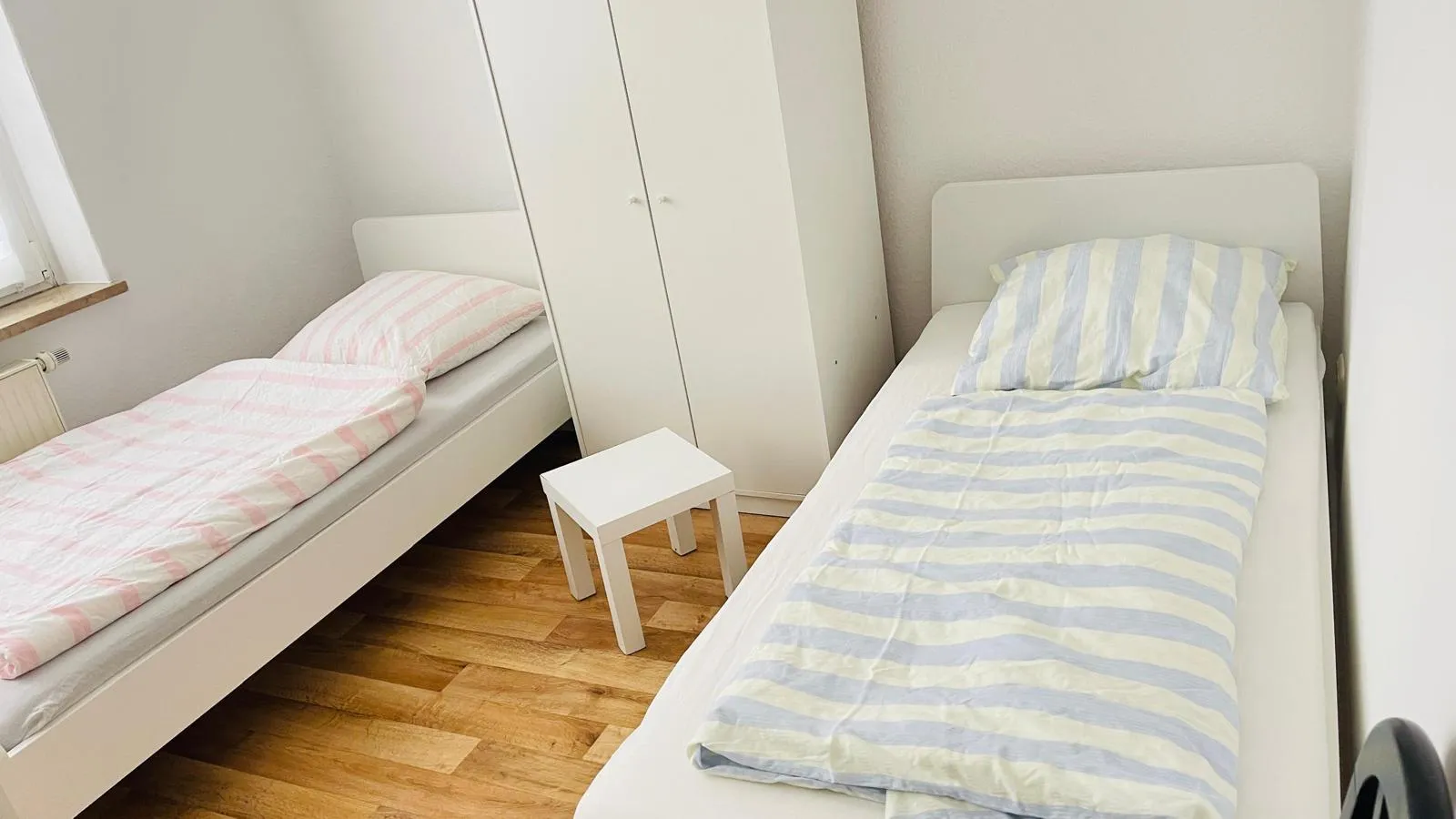 Schlafzimmer mit zwei Betten