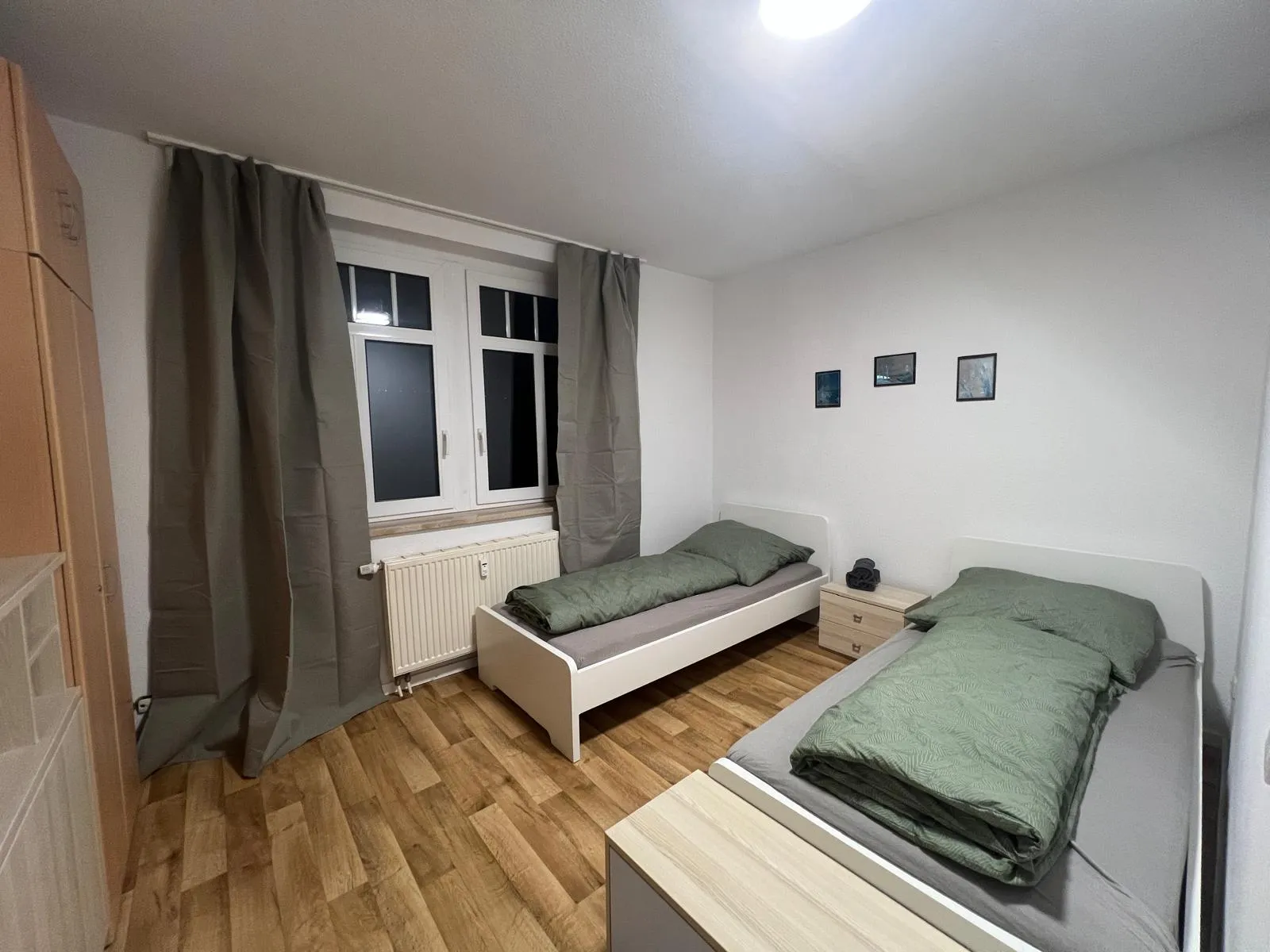 Schlafzimmer mit zwei Betten
